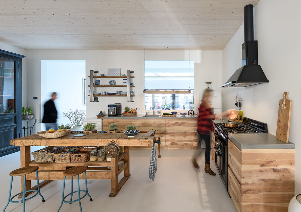 Prachtige keuken met massief iepen fronten uit eigen werkplaats