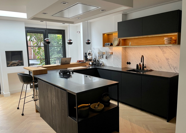 Zwarte keuken met eiken nis en barblad