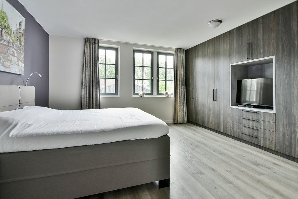 Slaapkamerkast met nis voor de tv