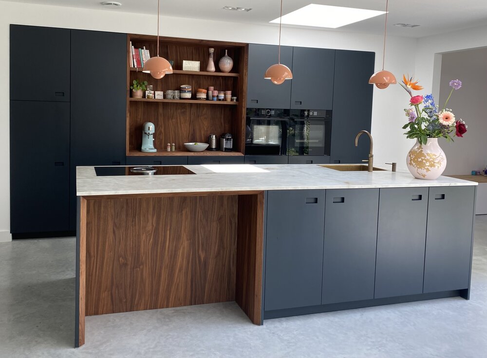 Gespoten fronten met greep op maat/ noten nissen in het verstek