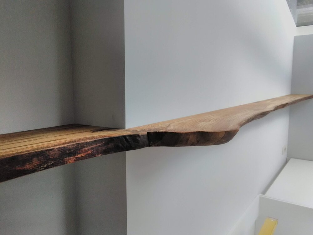 Massief houten wandplank met LED-verlichting