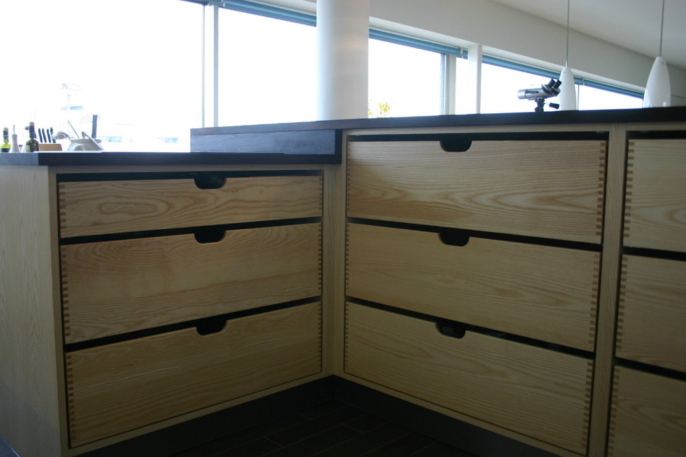 Massief essen houten lades in open structuur